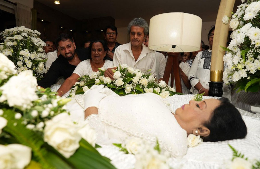 නිළි රැජිණගේ අවසන් කටයුතු රාජ්‍ය ගෞරව සහිතව.....
