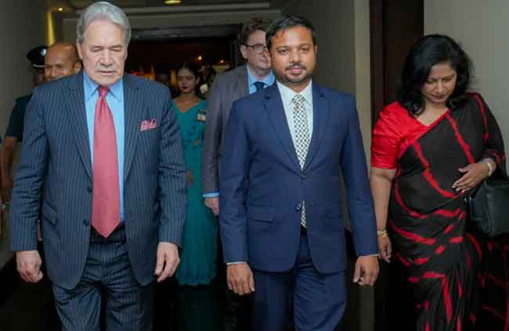 නවසීලන්ත නියෝජ්‍ය අගමැති වින්ස්ටන් පීටර්ස් දිවයිනට...